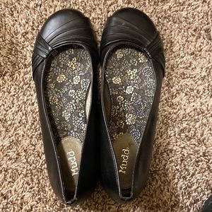 Woman’s size 9 flats